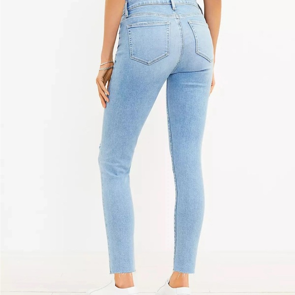 LOFT Curvy Frayed Mid Rise Skinny Jeans Authentic Light Indigo Wash Size 27/4 - Picture 5 of 10